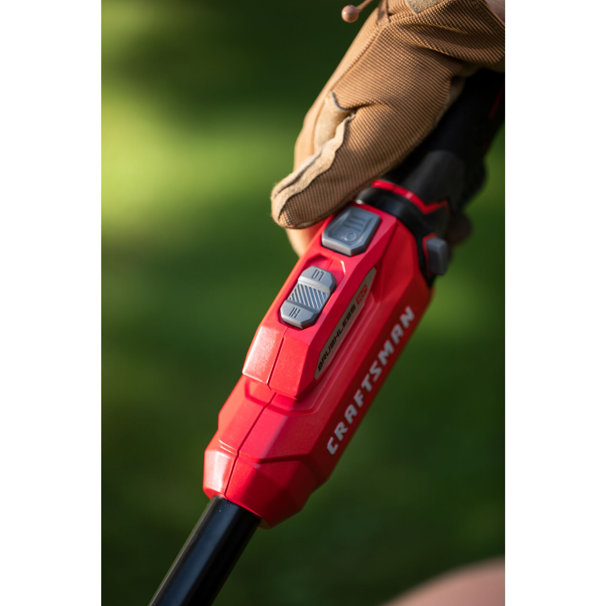 CRAFTSMAN V20 BRUSHLES PR String Trimmer zommed in pushing the push button feed
